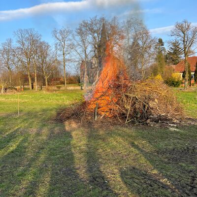 Bild vergr&ouml;&szlig;ern: Osterfeuer Sauen 2023
