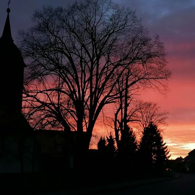 Bild vergrößern: Sonnenuntergang über Kirche