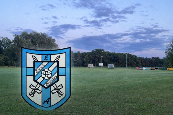 Bild vergr&ouml;&szlig;ern: Logo mit Hintergrund Sportplatz