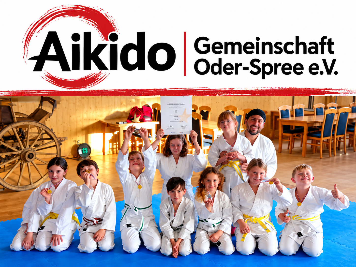Bild vergr&ouml;&szlig;ern: Aikido-Gruppenfoto im Vereinsdesign