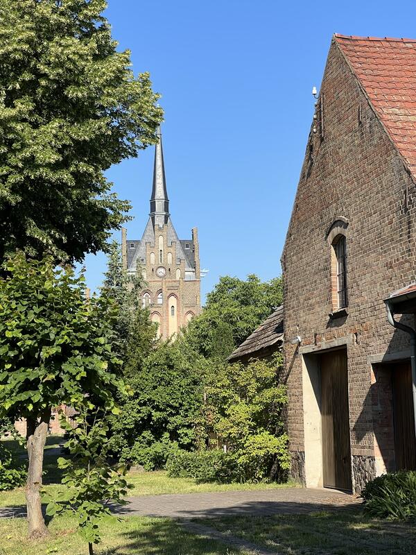 Bild vergr&ouml;&szlig;ern: Herzberg - Dorfstra�e mit Kirche